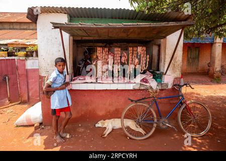 Mandoto, Madagaskar - 9. November 2022: Der Shop zeigt Würstchen auf einem Stand, der in der Hitze des Tages hängt. Stockfoto