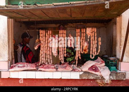 Mandoto, Madagaskar - 9. November 2022: Der Shop zeigt Würstchen auf einem Stand, der in der Hitze des Tages hängt. Stockfoto