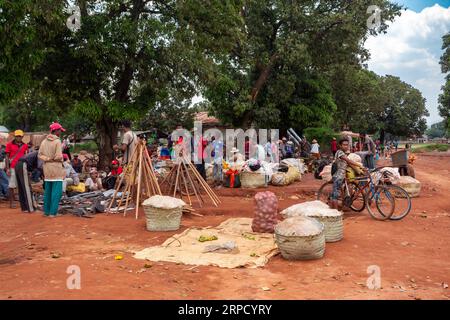 Mandoto, Madagaskar - 9. November 2022: Straßenmarkt in der Stadt Mandoto, mit Händlern und einfachen Menschen, die einkaufen und Kontakte knüpfen. An diesem Ort Sie Stockfoto