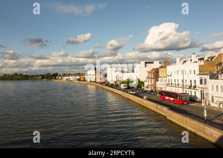 Farbenfrohe Wohnanlage mit Blick auf die Themse auf der Terrasse, Barnes, London, SW13, England, GROSSBRITANNIEN Stockfoto