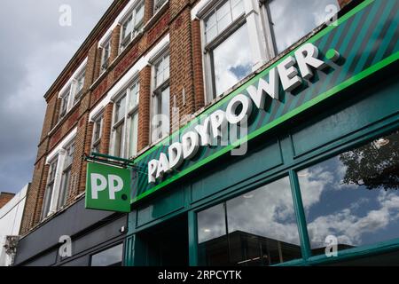 Paddy Power Buchmacher und Wetten-Shop-Beschilderung im Crystal Palace an der Westow Street, London, SE19, England, Großbritannien Stockfoto