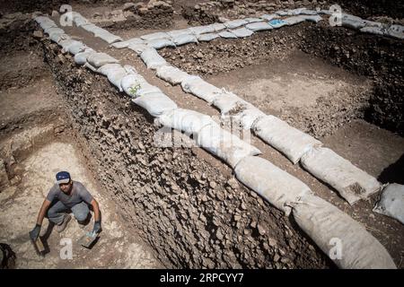 (190717) -- MOTZA, 17. Juli 2019 (Xinhua) -- ein Mitarbeiter der Israel Antiquities Authority arbeitet am Standort einer 9.000 Jahre alten prähistorischen Siedlung in Motza, 5 km westlich von Jerusalem, 16. Juli 2019. Archäologen in Israel sagten am Dienstag, dass sie eine riesige prähistorische Siedlung außerhalb Jerusalems entdeckt haben, die auf 9.000 Jahre zurückgeht. Die Israel Antiquities Authority, die die Ausgrabungen überwacht, gab eine Erklärung heraus, dass die Siedlung eine der größten ihrer Art in der Region aus der neolithischen Zeit oder der New Stone Age ist. (JINI/Handout via Xinhua) ISRAEL-ARCHÄOLOGIE Stockfoto