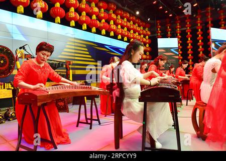 (190717) -- HEJIN, 17. Juli 2019 -- Wang Wenzhuo (C) spielt Guzheng bei einem lokalen Fernseh- und Radiosender in Hejin, Provinz Shanxi in Nordchina, 15. Juli 2019. Wang Wenzhuo, eine Spielerin von Guzheng oder chinesischer Zither, litt an einer hohen Querschnittgelähmten, die durch einen Unfall verursacht wurden, als sie sechs war. Jahrelange Bemühungen haben ihr nicht geholfen, sich zu erholen. Wang musste die Schule aufgrund eines gesundheitlichen Zustandes verlassen, nachdem sie die Grundschule abgeschlossen hatte. Dennoch gab sie nicht auf und interessierte sich für Musik, während sie Fernseh- und Radiosendungen genoss. Ein lokales Guzheng-Trainingszentrum akzeptierte Wang Wenzhuo t Stockfoto