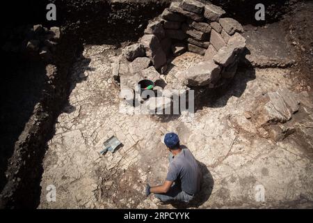 (190717) -- MOTZA, 17. Juli 2019 (Xinhua) -- ein Mitarbeiter der Israel Antiquities Authority arbeitet am Standort einer 9.000 Jahre alten prähistorischen Siedlung in Motza, 5 km westlich von Jerusalem, 16. Juli 2019. Archäologen in Israel sagten am Dienstag, dass sie eine riesige prähistorische Siedlung außerhalb Jerusalems entdeckt haben, die auf 9.000 Jahre zurückgeht. Die Israel Antiquities Authority, die die Ausgrabungen überwacht, gab eine Erklärung heraus, dass die Siedlung eine der größten ihrer Art in der Region aus der neolithischen Zeit oder der New Stone Age ist. (JINI/Handout via Xinhua) ISRAEL-ARCHÄOLOGIE Stockfoto