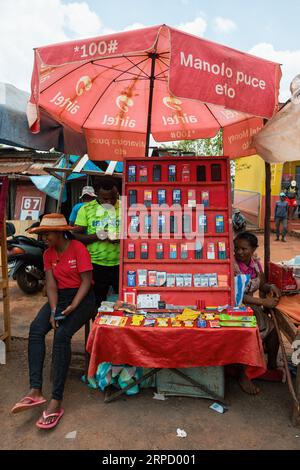 Mandoto, Madagaskar - 2. November 2022: Madagassische Frau verkauft altmodische Mobiltelefone auf der Straße von Mandoto. Stockfoto