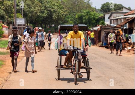 Mandoto, Madagaskar - 2. November 2022: Eine traditionelle Rikscha auf den Straßen der Stadt, die als kulturelles Emblem und Verkehrsträger dient. Stockfoto