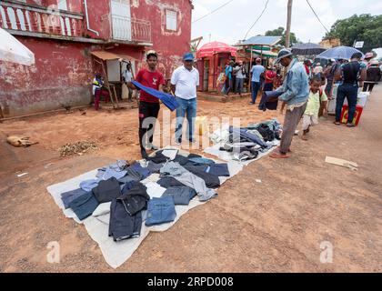 Mandoto, Madagaskar - 9. November 2022: Ein geschäftiger Straßenmarkt in Mandoto, auf dem Händler verschiedene Kleidungsarten mit lebhaften Farben verkaufen. Stockfoto