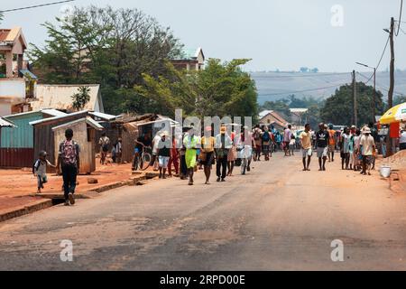 Mandoto, Madagaskar - 9. November 2022: Die Bewohner von Madagaskar gehen in ihrem täglichen Leben auf der Mandoto-Straße in Madagaskar spazieren. Stockfoto