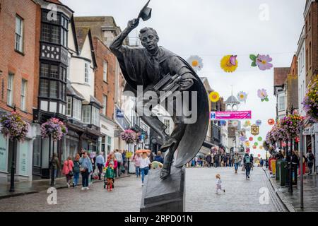 GUILDFORD, SURREY, Großbritannien, 31. AUGUST 2023: Die Bronzestatue des Surrey Scholar von Allan Sly-Guildford High Street Stockfoto