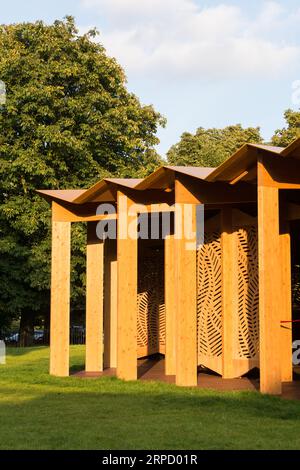 Der Serpentine Pavilion 2023 von Lina Ghotmeh in der Serpentine Gallery, Kensington Gardens, London, England, Großbritannien Stockfoto