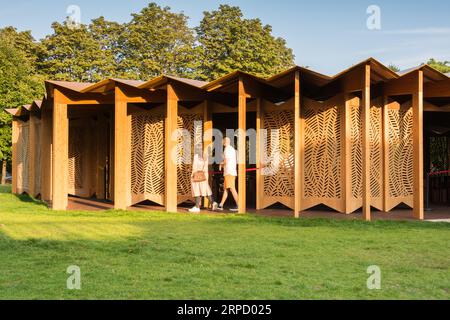 Der Serpentine Pavilion 2023 von Lina Ghotmeh in der Serpentine Gallery, Kensington Gardens, London, England, Großbritannien Stockfoto