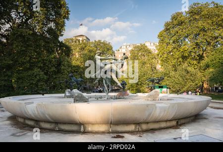 Ein leerer, wasserloser und ungeliebter Joy of Life Brunnen von T. B. Huxley-Jones im Hyde Park, London, W1, England, Großbritannien Stockfoto