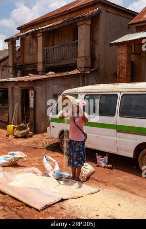 Mandoto, Madagaskar - 9. November 2022: Straßenmarkt in der Stadt Mandoto, mit Händlern und einfachen Menschen, die einkaufen und Kontakte knüpfen. Frau verkauft Reis. L Stockfoto