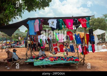 Mandoto, Madagaskar - 9. November 2022: Ein geschäftiger Straßenmarkt in Mandoto, auf dem Händler verschiedene Kleidungsarten mit lebhaften Farben verkaufen. Stockfoto