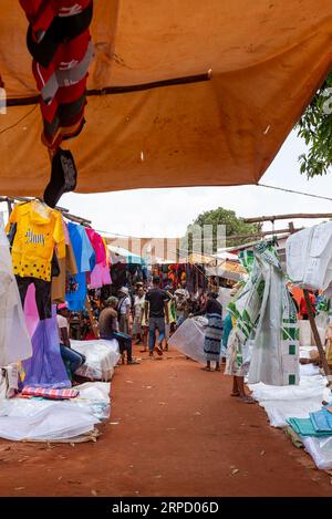 Mandoto, Madagaskar - 9. November 2022: Ein geschäftiger Straßenmarkt in Mandoto, auf dem Händler verschiedene Kleidungsarten mit lebhaften Farben verkaufen. Stockfoto