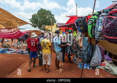 Mandoto, Madagaskar - 9. November 2022: Ein geschäftiger Straßenmarkt in Mandoto, auf dem Händler verschiedene Kleidungsarten mit lebhaften Farben verkaufen. Stockfoto