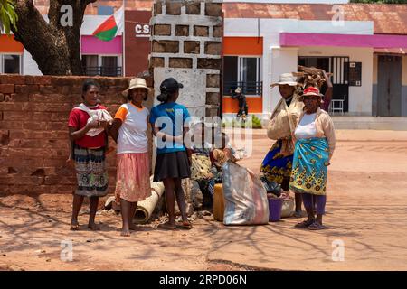 Mandoto, Madagaskar - 9. November 2022: Madagassische Frau ruht im Schatten auf der Straße. Stockfoto