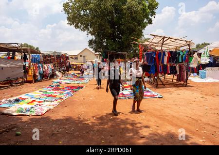 Mandoto, Madagaskar - 9. November 2022: Ein geschäftiger Straßenmarkt in Mandoto, auf dem Händler verschiedene Kleidungsarten mit lebhaften Farben verkaufen. Stockfoto