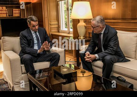 (190717) -- ATHEN, 17. Juli 2019 (Xinhua) -- der griechische Premierminister Kyriakos Mitsotakis (L) trifft sich am 16. Juli 2019 im Büro des griechischen Premierministers in Athen mit dem geschäftsführenden Direktor des Europäischen Stabilitätsmechanismus (ESM) Klaus Regling. (Xinhua/Panagiotis Moschandreou) GRIECHENLAND-ATHEN-PM-ESM-MEETING PUBLICATIONxNOTxINxCHN Stockfoto