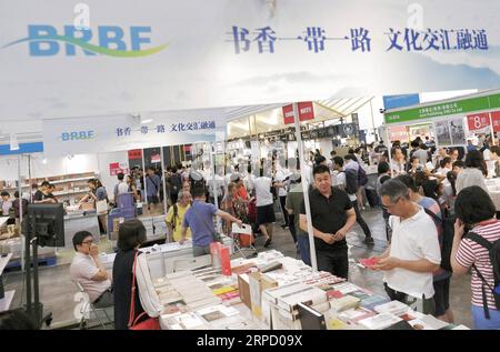 (190717) -- HONG KONG, 17. Juli 2019 -- Besucher lesen Bücher während der 30. Hong Kong Buchmesse in Hong Kong, Südchina, 17. Juli 2019. Die 30. Hong Kong Book Fair wurde am Mittwoch im Hong Kong Convention and Exhibition Center eröffnet. Die diesjährige Buchmesse zieht 686 Aussteller aus 39 Ländern und Regionen an. ) CHINA-HONG KONG-BOOK FAIR-OPEN WANGXSHEN PUBLICATIONXNOTXINXCHN Stockfoto