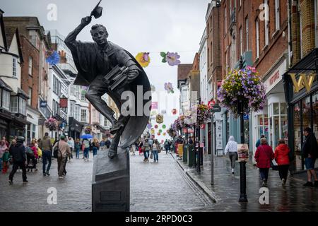 GUILDFORD, SURREY, Großbritannien, 31. AUGUST 2023: Die Bronzestatue des Surrey Scholar von Allan Sly-Guildford High Street Stockfoto