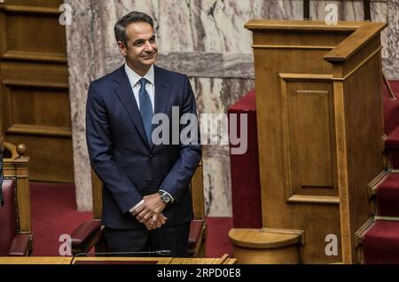 (190717) -- ATHEN, 17. Juli 2019 -- der griechische Premierminister Kyriakos Mitsotakis nimmt am 17. Juli 2019 an der Vereidigung des neuen Parlaments im griechischen Parlament in Athen Teil. Die 300 Abgeordneten der 18. Sitzung des griechischen Parlaments, die von den Parlamentswahlen am 7. Juli gewählt wurden, wurden am Mittwoch vereidigt. ) GRIECHENLAND-ATHEN-PARLAMENTSVEREIDIGUNG IN PanagiotisxMoschandreou PUBLICATIONxNOTxINxCHN Stockfoto