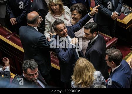 (190717) -- ATHEN, 17. Juli 2019 -- der griechische Premierminister Kyriakos Mitsotakis (C) begrüßt die Mitglieder des Parlaments auf der Plenartagung des griechischen Parlaments in Athen, Griechenland, am 17. Juli 2019. Die 300 Abgeordneten der 18. Sitzung des griechischen Parlaments, die von den Parlamentswahlen am 7. Juli gewählt wurden, wurden am Mittwoch vereidigt. ) GRIECHENLAND-ATHEN-PARLAMENTSVEREIDIGUNG IN PanagiotisxMoschandreou PUBLICATIONxNOTxINxCHN Stockfoto
