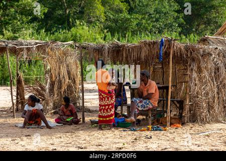 Fährhafen Bekopaka, Madagaskar - 4. November. 2022: Madagassische Frauen vor ihrer Hütte, die im Schatten ruhen. Stockfoto