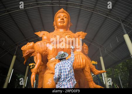 (190717) -- UBON RATCHATHANI (THAILAND), 17. Juli 2019 -- Ein Handwerker fertigt Wachsskulpturen in einem Tempel in Ubon Ratchathani, Thailand, 15. Juli 2019. Das Ubon Ratchathani Candle Festival erinnert an die erste Predigt Buddhas und markiert den Beginn der buddhistischen Fastenzeit. Das Highlight der jährlichen Veranstaltung ist die Parade von riesigen Wagen mit Wachskulpturen in der ganzen Stadt, die jeweils einen lokalen Tempel, einen Bezirk oder eine Institution darstellen. ) THAILAND-UBON RATCHATHANI-CANDLE FESTIVAL ZhangxKeren PUBLICATIONxNOTxINxCHN Stockfoto