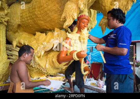 (190717) -- UBON RATCHATHANI (THAILAND), 17. Juli 2019 -- Handwerker machen Wachsskulpturen in einem Tempel in Ubon Ratchathani, Thailand, 15. Juli 2019. Das Ubon Ratchathani Candle Festival erinnert an die erste Predigt Buddhas und markiert den Beginn der buddhistischen Fastenzeit. Das Highlight der jährlichen Veranstaltung ist die Parade von riesigen Wagen mit Wachskulpturen in der ganzen Stadt, die jeweils einen lokalen Tempel, einen Bezirk oder eine Institution darstellen. ) THAILAND-UBON RATCHATHANI-CANDLE FESTIVAL ZhangxKeren PUBLICATIONxNOTxINxCHN Stockfoto