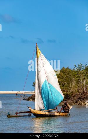 Morondava, Madagaskar - 3. November 2022: Ein Fischer segelt mit einem Segelboot in Morondava vom Meer zurück zum Fluss Stockfoto