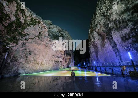 (190718) -- PEKING, 18. Juli 2019 -- Foto aufgenommen am 15. Juli 2019 zeigt einen nächtlichen Blick auf das Kudret-Schwimmbad im Tohma Canyon in der Provinz Malatya, Türkei. XINHUA FOTOS DES TAGES QinxYanyang PUBLICATIONxNOTxINxCHN Stockfoto