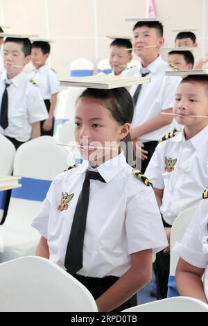 (190718) -- PEKING, 18. Juli 2019 -- Schüler besuchen eine Etikettenstunde während eines Sommercamps zum Thema Luftfahrt für Grund- und Mittelschüler in Kunming, Südwestchinas Provinz Yunnan, 17. Juli 2019. ) XINHUA FOTOS DES TAGES QinxQing PUBLICATIONxNOTxINxCHN Stockfoto