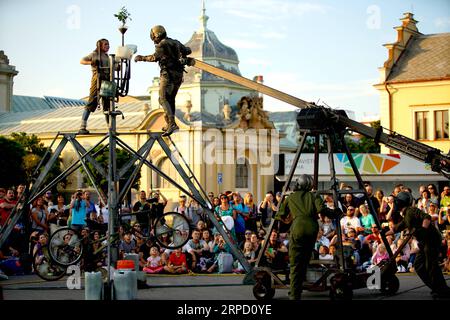 (190718) -- PRAG, 18. Juli 2019 (Xinhua) -- Künstler treten während des 11. Internationalen Straßentheater-Festivals in Prag, Tschechien, 17. Juli 2019 auf. Das viertägige Festival wurde am Donnerstag in der tschechischen Hauptstadt geschlossen. Künstler aus sieben europäischen Ländern veranstalteten mehr als 30 Aufführungen für die Bewohner und Besucher der Stadt. (Xinhua/Dana Kesnerova) TSCHECHISCHE REPUBLIK-PRAG-THEATER-FESTIVAL PUBLICATIONxNOTxINxCHN Stockfoto