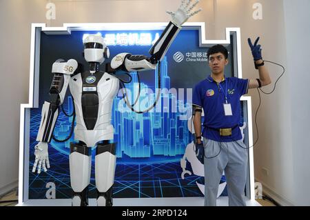 (190718) -- YINGTAN, 18. Juli 2019 -- Ein Mitarbeiter steuert einen Roboter mit 5G-Technologie während der Jiangxi International Mobile Internet of Things Expo 2019 in Yingtan, ostchinesische Provinz Jiangxi, 18. Juli 2019. ) CHINA-JIANGXI-INT L MOBILE INTERNET OF THINGS EXPO (CN) ZHOUXMI PUBLICATIONXNOTXINXCHN Stockfoto