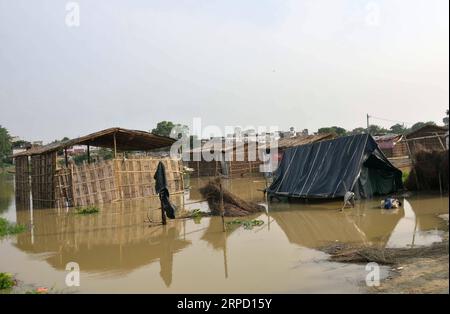 (190718) -- MUZAFFARPUR, 18. Juli 2019 (Xinhua) -- Foto vom 17. Juli 2019 zeigt überflutete Wohnhäuser im Bezirk Muzaffarpur, Bihar, Indien. Viele Bewohner wurden durch die jüngste Überschwemmung, die durch den unaufhörlichen Regen im indischen Bundesstaat Bihar verursacht wurde, obdachlos gelassen. (STR/Xinhua) INDIA-BIHAR-MUZAFFARPUR-FLOOD-AFTERMATH PUBLICATIONxNOTxINxCHN Stockfoto