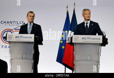 (190718) -- PARIS, 18. Juli 2019 -- der französische Finanzminister Bruno Le Maire (R) und der Gouverneur der Bank von Frankreich Francois Villeroy de Galhau nehmen am Ende des G7-Finanztreffens am 18. Juli 2019 in Chantilly, Frankreich, an einer Pressekonferenz Teil. Frankreich veranstaltet am Mittwoch ein zweitägiges Treffen der Finanzminister der G7-Regierungen in der nördlichen Stadt Chantilly, in der Hoffnung, die Lücke bei der digitalen Steuer zu schließen und eine breitere Unterstützung für eine Mindestbesteuerung zu erhalten, um zu einem gerechteren und nachhaltigeren Kapitalismus zu gelangen. ) FRANCE-CHANTILLY-G7 FINANCE JiangxHua PUBLICATIONxNOTxINxCHN Stockfoto