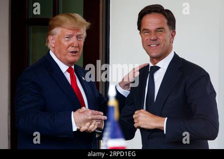 (190718) -- WASHINGTON, 18. Juli 2019 (Xinhua) -- US-Präsident Donald Trump (L) begrüßt den niederländischen Premierminister Mark Rutte am 18. Juli 2019 im Weißen Haus in Washington D.C., USA. (Xinhua/Ting Shen) US-WASHINGTON D.C.-TRUMP-NIEDERLÄNDISCHER PREMIERMINISTER-TREFFEN PUBLICATIONxNOTxINxCHN Stockfoto