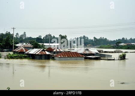 (190718) -- TANGAIL (BANGLADESCH), 18. Juli 2019 (Xinhua) -- teilweise untergetauchte Häuser sind am 18. Juli 2019 in einem von Überschwemmungen betroffenen Gebiet in Tangail, Bangladesch, abgebildet. Sturzfluten, die durch starke saisonale Regenfälle ausgelöst wurden, betrafen Teile von Bangladesch. (STR/Xinhua) BANGLADESCH-TANGAIL-FLOODPUBLICATIONXNOTXINXCHN Stockfoto