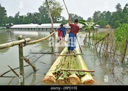 (190718) -- TANGAIL (BANGLADESCH), 18. Juli 2019 (Xinhua) -- Menschen rudern am 18. Juli 2019 in Tangail, Bangladesch, provisorische Flöße durch Hochwasser. Sturzfluten, die durch starke saisonale Regenfälle ausgelöst wurden, betrafen Teile von Bangladesch. (STR/Xinhua) BANGLADESCH-TANGAIL-FLOODPUBLICATIONXNOTXINXCHN Stockfoto