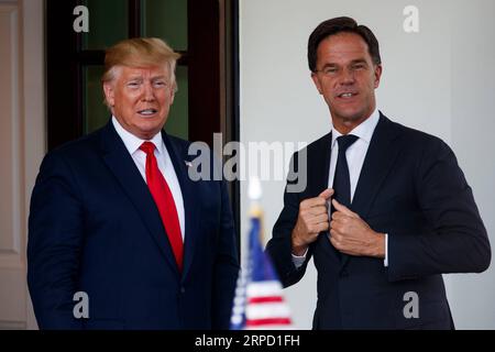 News Bilder des Tages (190718) -- WASHINGTON, 18. Juli 2019 (Xinhua) -- US-Präsident Donald Trump (L) begrüßt den niederländischen Premierminister Mark Rutte am 18. Juli 2019 im Weißen Haus in Washington D.C., USA. (Xinhua/Ting Shen) US-WASHINGTON D.C.-TRUMP-NIEDERLÄNDISCHER PREMIERMINISTER-TREFFEN PUBLICATIONxNOTxINxCHN Stockfoto