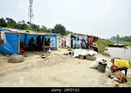 (190718) -- TANGAIL (BANGLADESCH), 18. Juli 2019 (Xinhua) -- das Foto vom 18. Juli 2019 zeigt einen provisorischen Unterschlupf für eine von Überschwemmungen betroffene Familie in Tangail, Bangladesch. Sturzfluten, die durch starke saisonale Regenfälle ausgelöst wurden, betrafen Teile von Bangladesch. (STR/Xinhua) BANGLADESCH-TANGAIL-FLOODPUBLICATIONXNOTXINXCHN Stockfoto