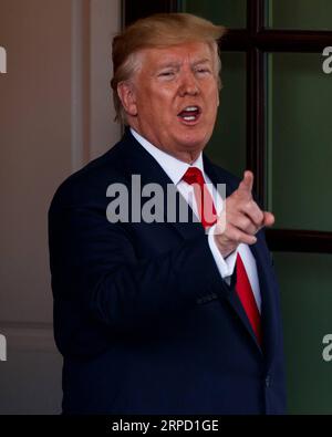 (190718) -- WASHINGTON, 18. Juli 2019 (Xinhua) -- US-Präsident Donald Trump spricht am 18. Juli 2019 vor den Medien im Weißen Haus in Washington D.C. in den Vereinigten Staaten. Donald Trump gab am Donnerstag bekannt, dass ein US-Kriegsschiff eine iranische Drohne in der Straße von Hormuz zerstörte. Im Weißen Haus sagte Trump, dass die USS Boxer, ein amphibisches Angriffsschiff der US Navy, die Drohne, die das US-Kriegsschiff bedrohte, zerstört habe, indem sie innerhalb von 1.000 Metern davon geflogen sei. (Xinhua/Ting Shen) US-WASHINGTON D.C.-TRUMP-IRAN-DROHNE PUBLICATIONxNOTxINxCHN Stockfoto