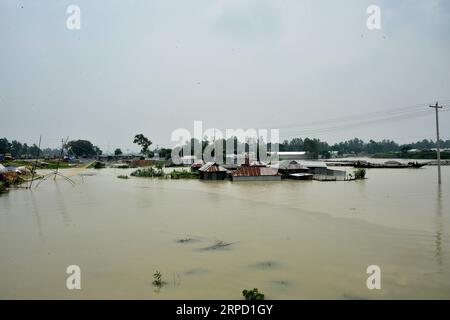 (190718) -- TANGAIL (BANGLADESCH), 18. Juli 2019 (Xinhua) -- teilweise untergetauchte Häuser sind am 18. Juli 2019 in einem von Überschwemmungen betroffenen Gebiet in Tangail, Bangladesch, abgebildet. Sturzfluten, die durch starke saisonale Regenfälle ausgelöst wurden, betrafen Teile von Bangladesch. (STR/Xinhua) BANGLADESCH-TANGAIL-FLOODPUBLICATIONXNOTXINXCHN Stockfoto