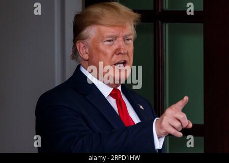 (190718) -- WASHINGTON, 18. Juli 2019 (Xinhua) -- US-Präsident Donald Trump spricht am 18. Juli 2019 vor den Medien im Weißen Haus in Washington D.C. in den Vereinigten Staaten. Donald Trump gab am Donnerstag bekannt, dass ein US-Kriegsschiff eine iranische Drohne in der Straße von Hormuz zerstörte. Im Weißen Haus sagte Trump, dass die USS Boxer, ein amphibisches Angriffsschiff der US Navy, die Drohne, die das US-Kriegsschiff bedrohte, zerstört habe, indem sie innerhalb von 1.000 Metern davon geflogen sei. (Xinhua/Ting Shen) US-WASHINGTON D.C.-TRUMP-IRAN-DROHNE PUBLICATIONxNOTxINxCHN Stockfoto