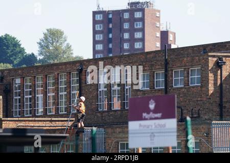 An der Mayflower Primary School in Leicester werden Abhilfemaßnahmen durchgeführt, die mit nicht standardmäßigem armiertem autoklaviertem Porenbeton (Raac) in Mitleidenschaft gezogen wurden. Bilddatum: Montag, 4. September 2023. Stockfoto