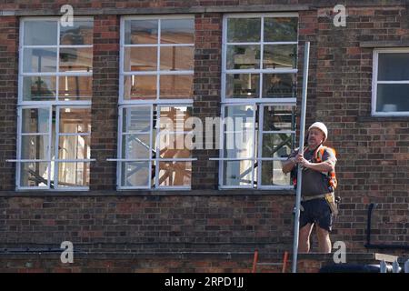 An der Mayflower Primary School in Leicester werden Abhilfemaßnahmen durchgeführt, die mit nicht standardmäßigem armiertem autoklaviertem Porenbeton (Raac) in Mitleidenschaft gezogen wurden. Bilddatum: Montag, 4. September 2023. Stockfoto