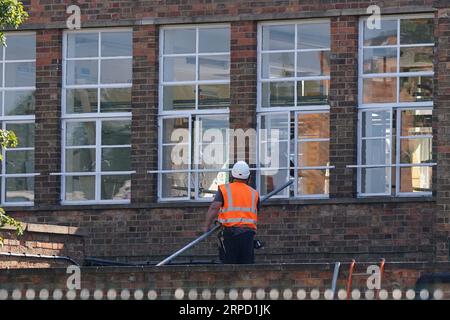 An der Mayflower Primary School in Leicester werden Abhilfemaßnahmen durchgeführt, die mit nicht standardmäßigem armiertem autoklaviertem Porenbeton (Raac) in Mitleidenschaft gezogen wurden. Bilddatum: Montag, 4. September 2023. Stockfoto