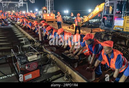 (190719) -- NANCHANG, 19. Juli 2019 -- Konstrukteure arbeiten auf der Baustelle der Hochgeschwindigkeitsbahn Nanchang-Ganzhou in der Stadt Nanchang, ostchinesische Provinz Jiangxi, 18. Juli 2019. Mit mehr als 1.000 Bauunternehmern, die acht Stunden lang arbeiten, hat die Nanchang-Ganzhou-Hochgeschwindigkeitsbahn am Freitag erfolgreich mit dem Nanchang-Verkehrsknotenpunkt verbunden, was bedeutet, dass sie offiziell dem chinesischen Hochgeschwindigkeitsbahnnetz beigetreten ist. Die 415 734 Kilometer lange Hochgeschwindigkeitsbahn Nanchang-Ganzhou mit einer Geschwindigkeit von 350 km/h verbindet die Stadt Nanchang mit der Stadt Ganzhou der Provinz Jiangxi. ) CHINA-JIA Stockfoto