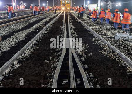 (190719) -- NANCHANG, 19. Juli 2019 -- die Konstrukteure benutzen eine große Stanzmaschine, um die neu gelegten Gleise in der Stadt Nanchang, der ostchinesischen Provinz Jiangxi, zu warten, 19. Juli 2019. Mit mehr als 1.000 Bauunternehmern, die acht Stunden lang arbeiten, hat die Nanchang-Ganzhou-Hochgeschwindigkeitsbahn am Freitag erfolgreich mit dem Nanchang-Verkehrsknotenpunkt verbunden, was bedeutet, dass sie offiziell dem chinesischen Hochgeschwindigkeitsbahnnetz beigetreten ist. Die 415 734 Kilometer lange Hochgeschwindigkeitsbahn Nanchang-Ganzhou mit einer Geschwindigkeit von 350 km/h verbindet die Stadt Nanchang mit der Stadt Ganzhou der Provinz Jiangxi. ) CHINA-JIANGXI-NA Stockfoto